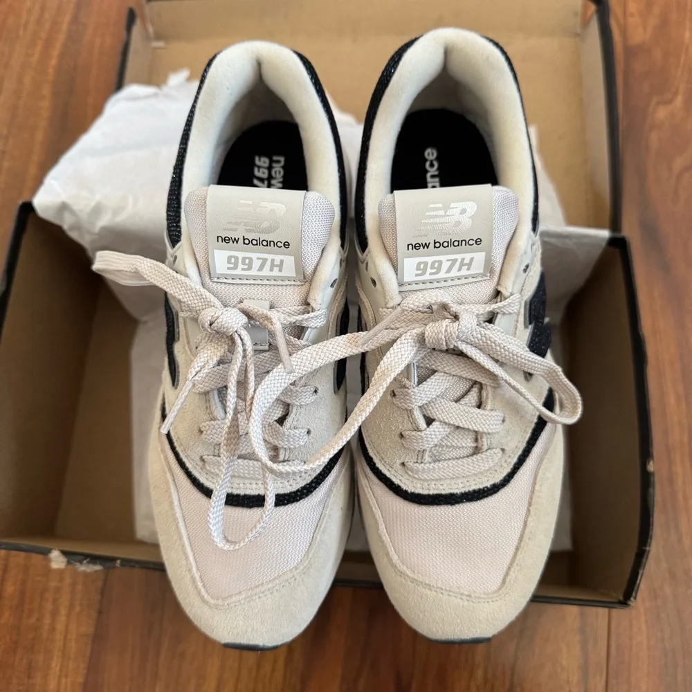 New Balance Beige and Black Women's Sneakers - Picture 4 of 11